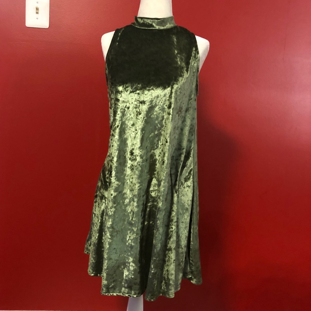 Green Velvet dress, size small.
NWOT.